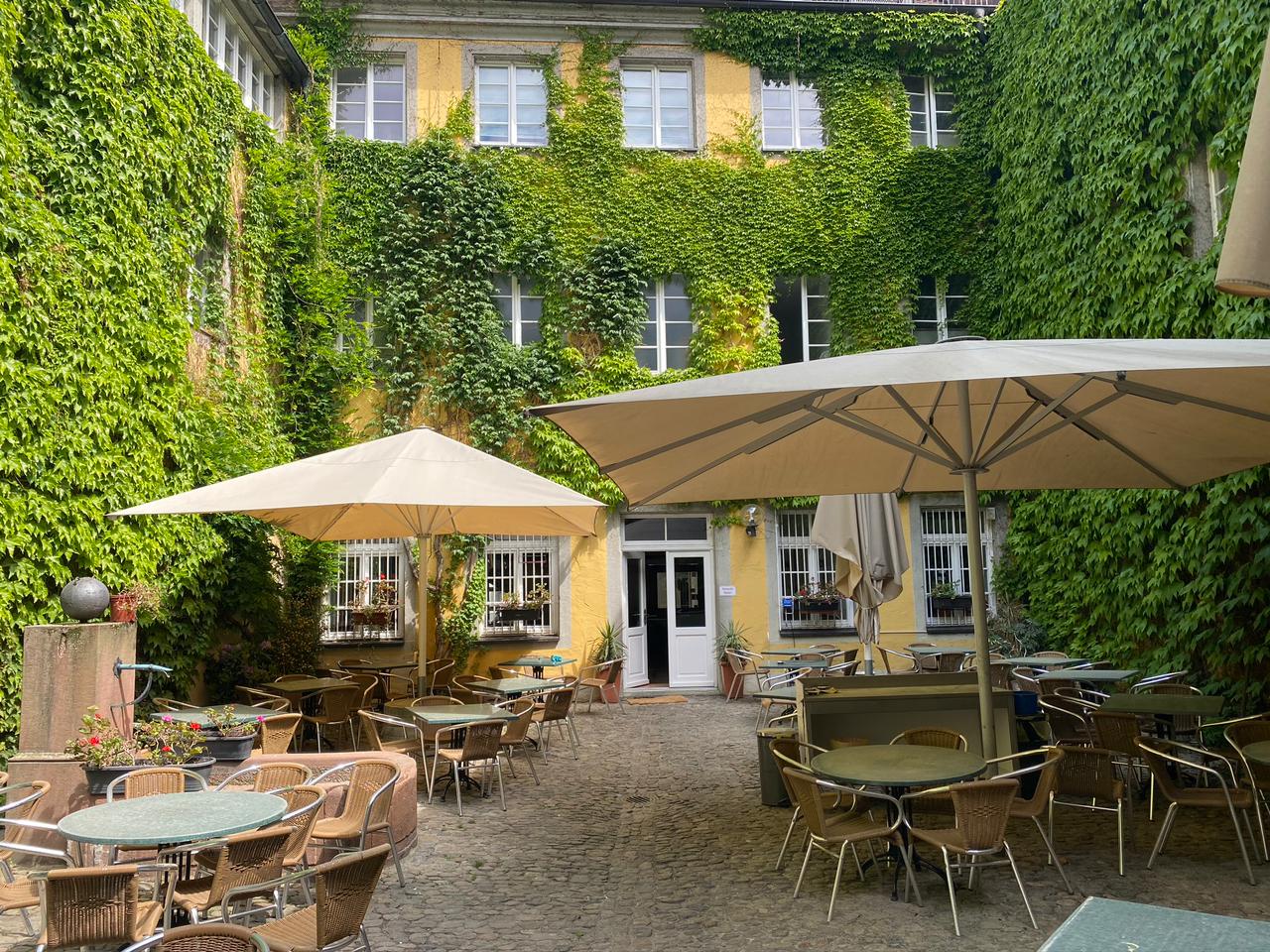 Gartenblick und Restaurant