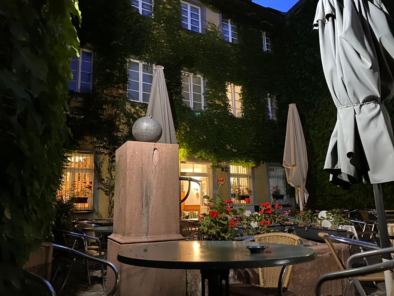 La Piazza Gartenrestaurant bei Nacht