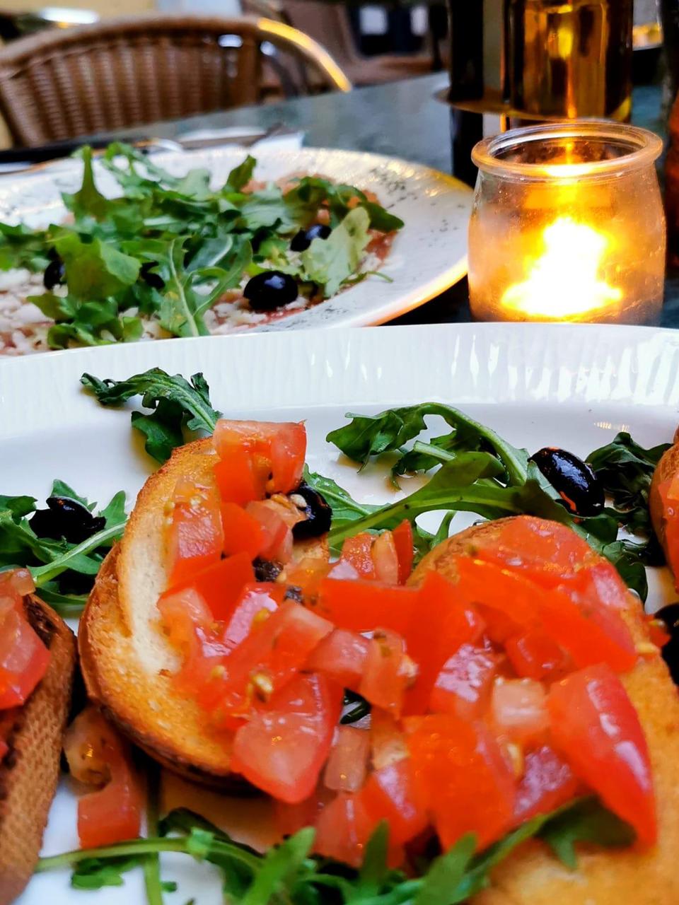 Teller mit köstlichem Essen